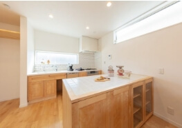 大阪でオーダー家具の専門店リーフのブログ記事「天然木がつくる、子どもの感性と健やかな成長」のアイキャッチ