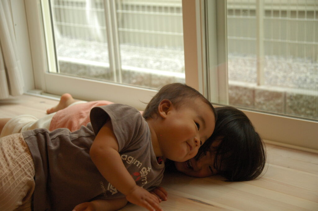 天然木オイル仕上げが気持ちいい子供たち | 大阪で天然木のオーダー家具をお探しならリーフ