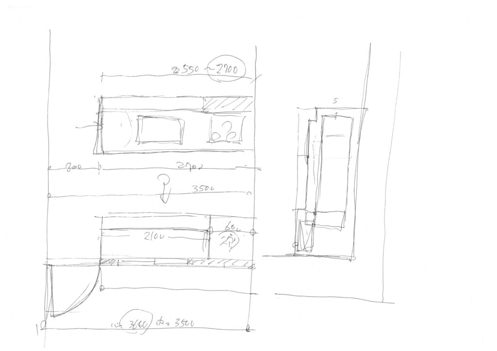右側の絵はヒアリングした敷地の形状から建物の配置を類推して書いたもの。そこから部屋の間口を類推し、キッチンとバックキャビネットの寸法を割り出す。
