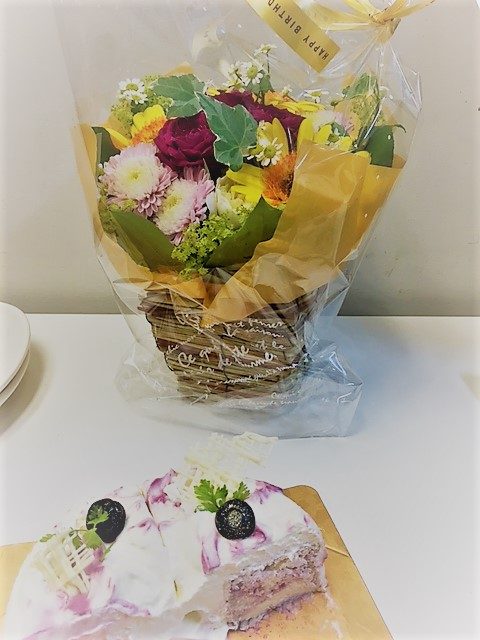 本日、スタッフの誕生日のお祝いにブルーベリーのシフォンケーキを。慌ただしい毎日で遅れたお詫びにお花も添えて(^^;