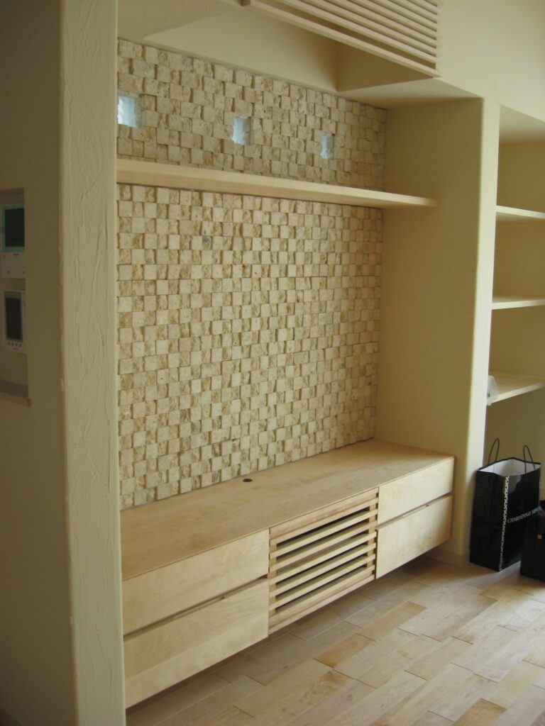 造作テレビボードと棚、デザインタイルの組み合わせ。