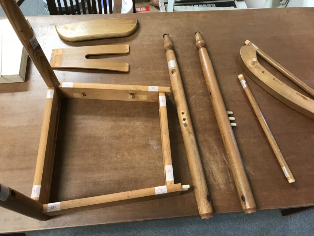 木製椅子のガタつきを修理