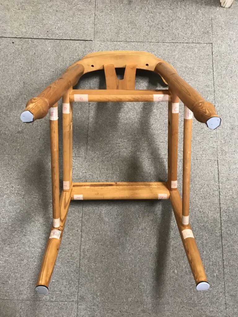 木製椅子を修理する手順