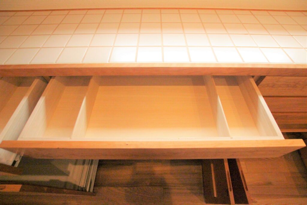 タイル天板、ブラックチェリーのキッチンカウンター | オーダー家具キッチンのリーフ大阪南港