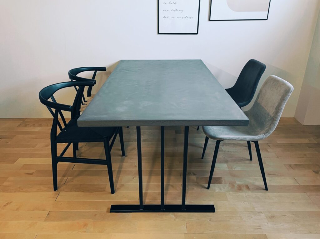ミディアムグレー色の天板×アイアンの2本脚のモールテックスダイニングテーブル