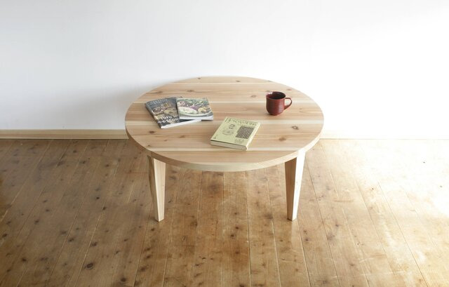 化学合成塗料を使わず木工用の蜜蝋で仕上げた丸いローテーブル