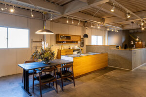 大阪でオーダー家具の専門店リーフのブログ記事「リーフの木製オーダーキッチンを徹底解説」のアイキャッチ