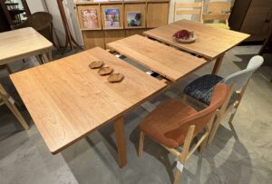 大阪でオーダー家具の専門店リーフのブログ記事「暮らしに寄り添う無垢のエクステンションテーブル、展示しました」のアイキャッチ