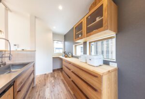 大阪でオーダー家具の専門店リーフのブログ記事「暮らしにフィットする、キッチンバックキャビネットの考え方」のアイキャッチ