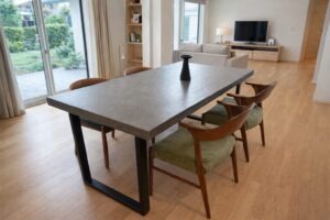 大阪でオーダー家具の専門店リーフのブログ記事「ダイニングテーブルの形の違いとは？丸型と四角テーブルの特徴・メリットを解説」のアイキャッチ