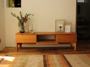 大阪でオーダー家具の専門店リーフのブログ記事「天然木の魅力を感じる、リーフ大阪狭山ショールームの可愛い家具3選」のアイキャッチ