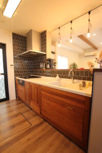 大阪でオーダー家具の専門店リーフの施工事例「大阪狭山市N様邸：ブラックチェリー材キッチン」のアイキャッチ