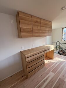 大阪でオーダー家具の専門店リーフの施工事例「京都市右京区T様邸：オーク材キッチンバックキャビネット」のアイキャッチ