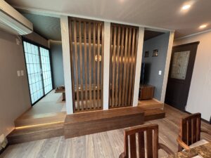 大阪でオーダー家具の専門店リーフの施工事例「大阪市S様：ウォールナット材  収納付きステップ台とベンチ」のアイキャッチ