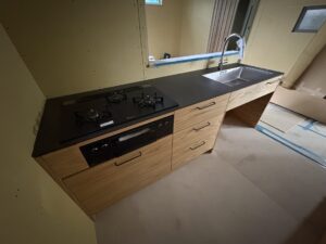 大阪でオーダー家具の専門店リーフのブログ記事「木のぬくもりと使いやすさを形に。キッチンと収納家具の施工事例」のアイキャッチ