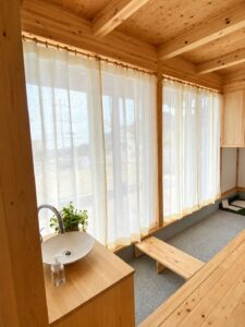 大阪でオーダー家具の専門店リーフの施工事例「兵庫県淡路市H様邸：リネンカーテン Lif / Lin」のアイキャッチ