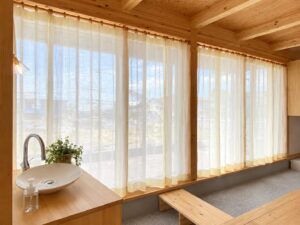 大阪でオーダー家具の専門店リーフのブログ記事「リネンカーテンでつくる、光と風を感じる心地よい暮らし」のアイキャッチ